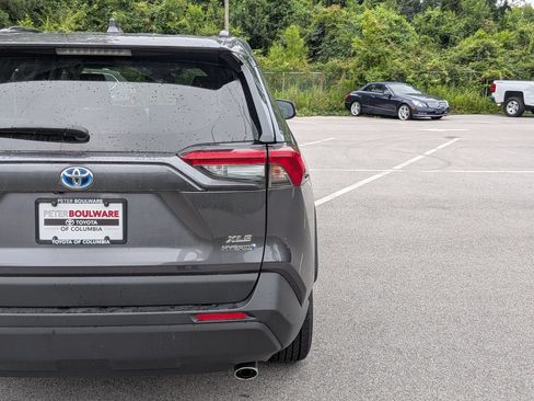 Used 2021 Toyota RAV4 XLE Premium AWD/4WD image 8