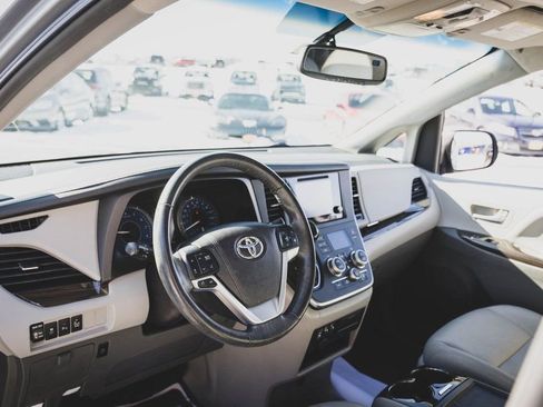 Used 2017 Toyota Sienna XLE Premium image 2