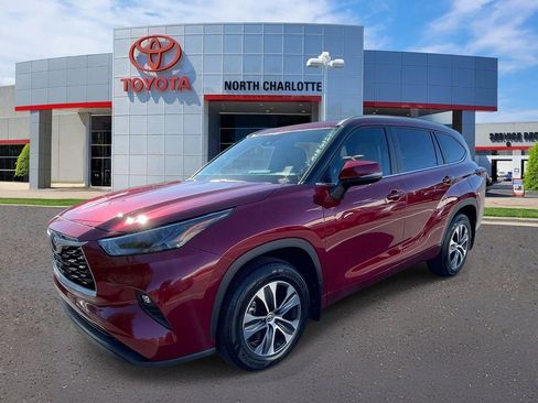 Used 2024 Toyota Highlander XLE FWD image 4