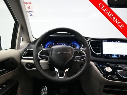 Used 2024 Chrysler Pacifica Touring-L image 33