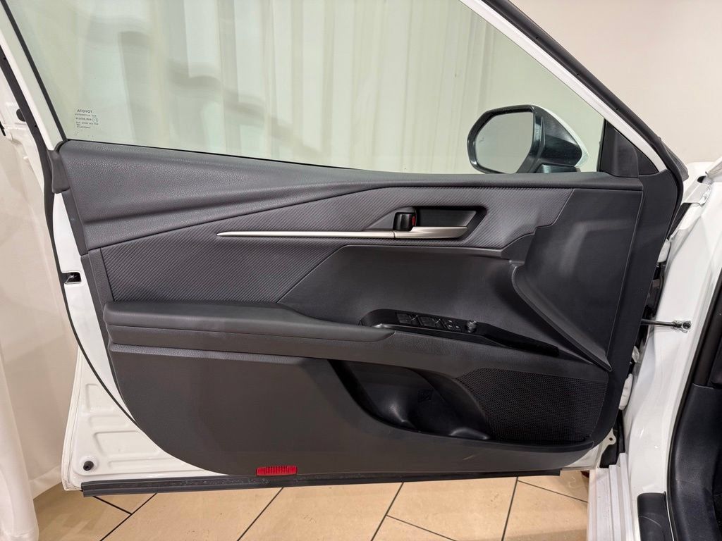 Used 2025 Toyota Camry SE FWD image 14