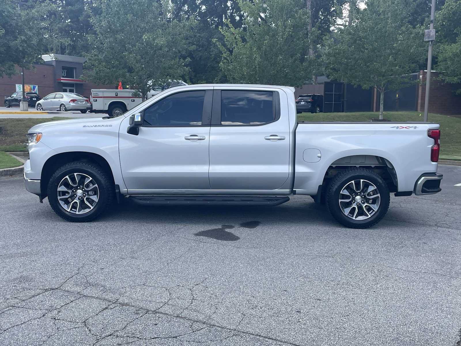 Used 2022 Chevrolet Silverado 1500 LT AWD/4WD image 2
