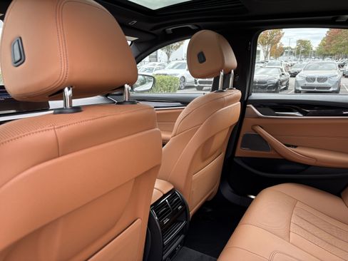 Used 2023 BMW 530e w/ Premium Package image 33