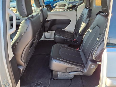 Used 2024 Chrysler Pacifica Touring-L image 27