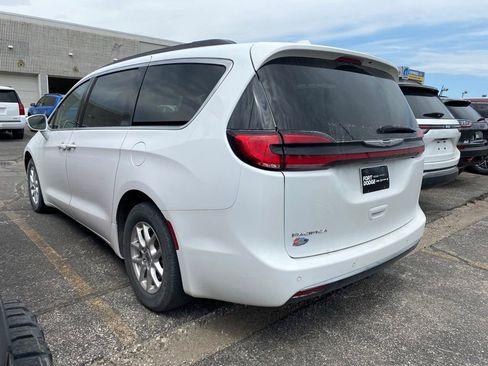 Used 2022 Chrysler Pacifica Touring-L FWD image 2