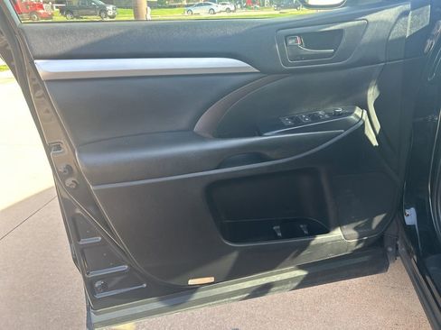 Used 2017 Toyota Highlander LE FWD image 9