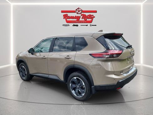Used 2025 Nissan Rogue SV image 3