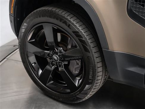 Used 2023 Land Rover Defender 110 SE image 11