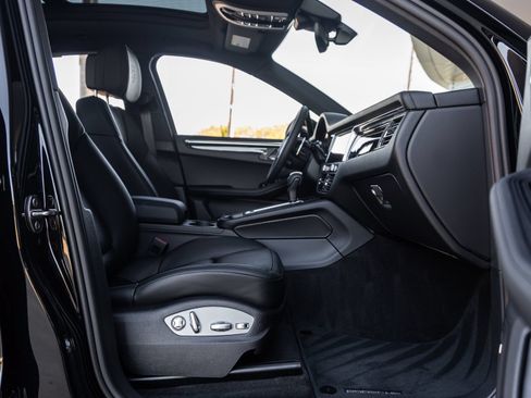 Certified 2026 Porsche Macan AWD/4WD image 42