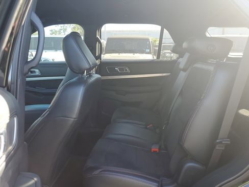 Used 2018 Ford Explorer XLT w/ Equipment Group 202A image 8