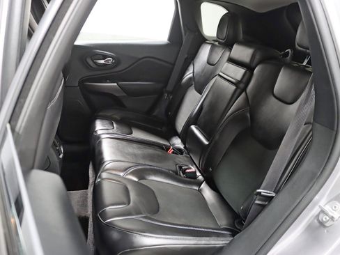 Used 2019 Jeep Cherokee Latitude Plus w/ Cold Weather Group AWD/4WD image 27