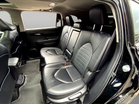 Used 2024 Toyota Highlander XLE FWD image 21