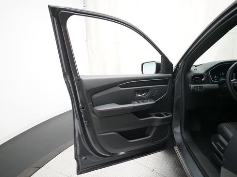 Certified 2025 Honda Pilot Black Edition image 29