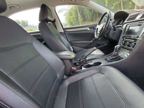 Used 2017 Volkswagen Passat 1.8T SE image 4