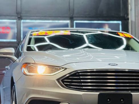 Used 2018 Ford Fusion SE FWD image 3