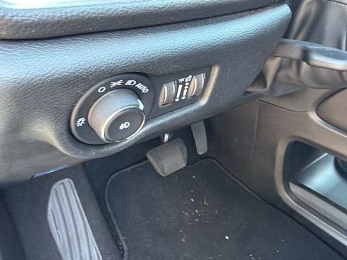 Used 2025 Chrysler Pacifica Limited FWD image 26