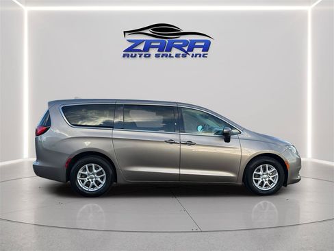 Used 2017 Chrysler Pacifica Touring FWD image 8