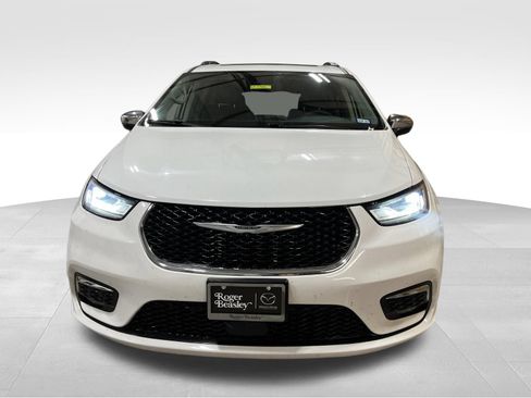 Used 2023 Chrysler Pacifica Limited FWD image 2