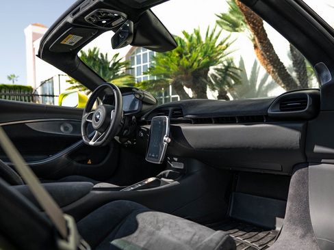 Used 2025 McLaren Artura Spider image 9