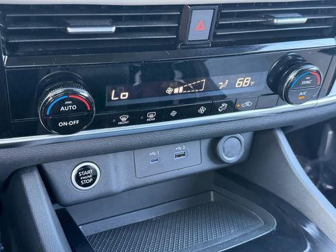 Used 2021 Nissan Rogue SV FWD image 25