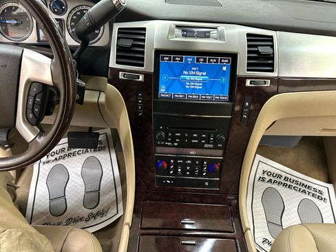 Used 2011 Cadillac Escalade EXT Premium image 22