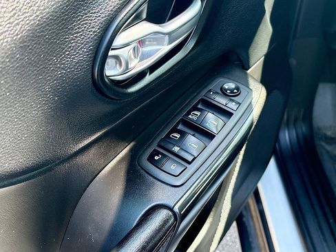 Used 2021 Jeep Cherokee Trailhawk image 17