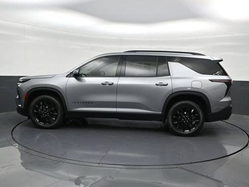 Used 2025 Chevrolet Traverse LT w/ Midnight/Sport Edition FWD image 2