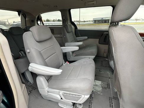 Used 2009 Chrysler Town & Country Touring image 36