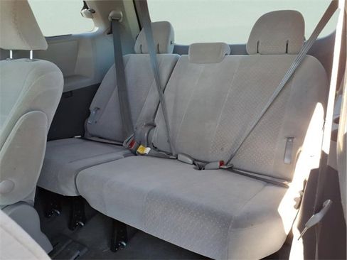 Used 2017 Toyota Sienna LE image 23