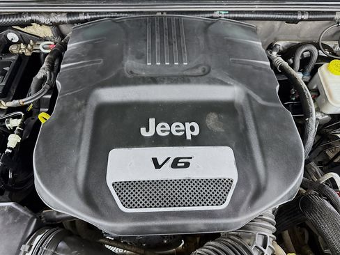 Used 2014 Jeep Wrangler Unlimited Sahara image 36