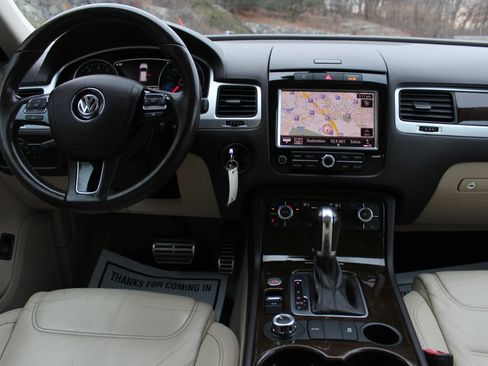 Used 2014 Volkswagen Touareg Hybrid image 19