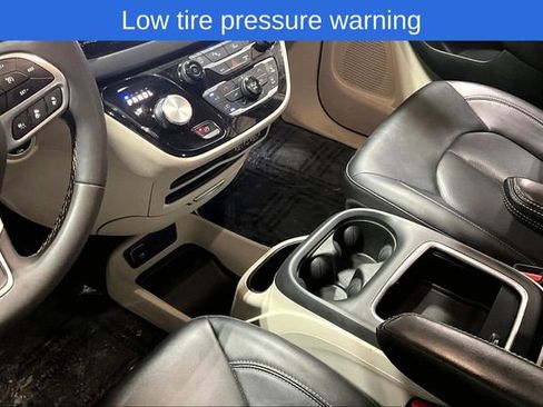 Used 2024 Chrysler Pacifica Touring-L image 19