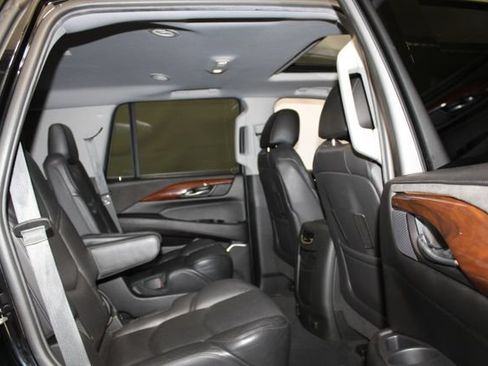 Used 2019 Cadillac Escalade Luxury AWD/4WD image 14