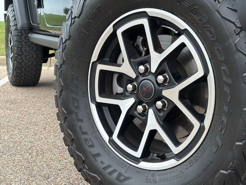 Used 2025 Jeep Wrangler Unlimited Rubicon w/ Convenience Group AWD/4WD image 2