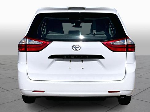 Used 2018 Toyota Sienna L image 5