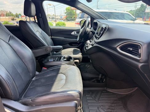 Used 2020 Chrysler Pacifica Touring-L w/ S Appearance Package FWD image 17
