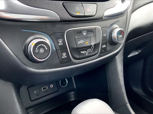 Used 2022 Chevrolet Equinox LT FWD image 34