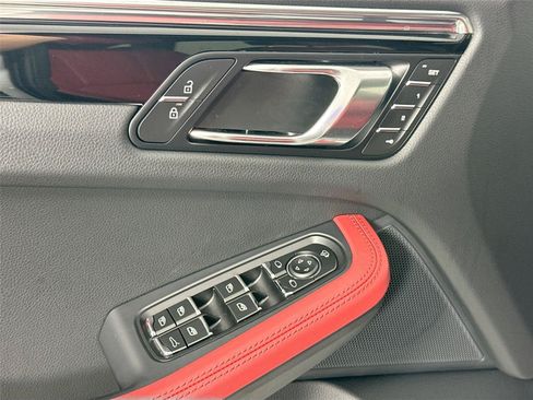 Certified 2026 Porsche Macan S AWD/4WD image 32