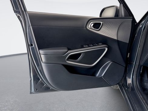 Used 2025 Kia Soul LX w/ LX Technology Package FWD image 9
