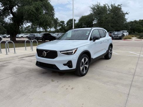 Certified 2026 Volvo XC40 B5 Plus AWD/4WD image 2