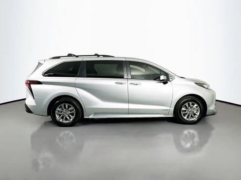 Used 2021 Toyota Sienna XLE AWD/4WD image 8