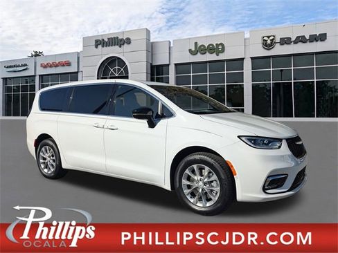 New 2026 Chrysler Pacifica Limited image 1