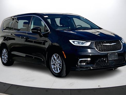 Certified 2024 Chrysler Pacifica Touring-L image 2