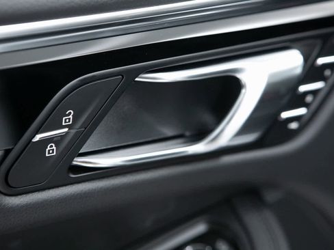 Certified 2025 Porsche Macan image 19