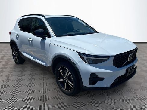 Used 2024 Volvo XC40 B5 Core AWD/4WD image 4