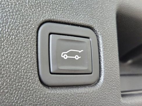 Used 2024 Chevrolet Equinox Premier image 18