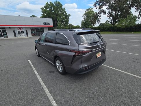 Used 2024 Toyota Sienna XLE w/ XLE Plus Package AWD/4WD image 5
