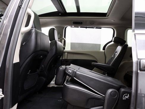 Used 2023 Chrysler Pacifica Limited FWD image 13