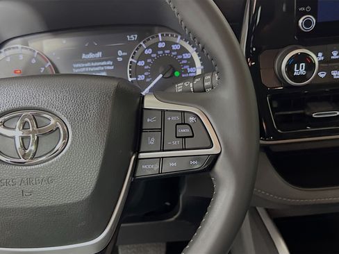 Used 2024 Toyota Highlander LE FWD image 20
