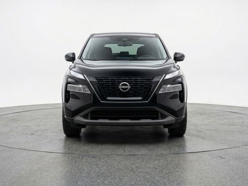 Used 2023 Nissan Rogue S image 2
